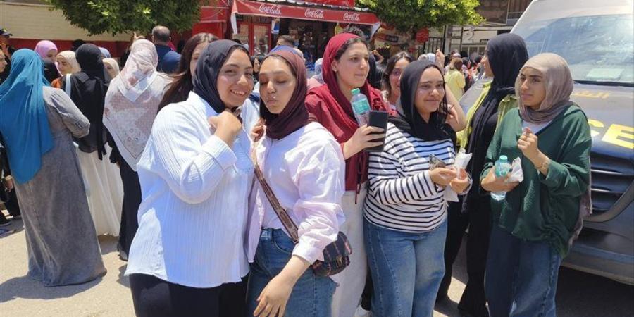 تباين آراء طلاب الثانوية العامة بالمنصورة حول امتحاني الفيزياء والتاريخ (فيديو وصور) - المدينة برس