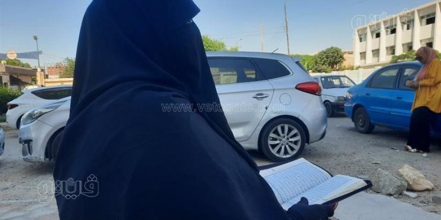 أولياء الأمور بالإسماعيلية يحاولون السيطرة على قلقهم بتلاوة القرآن (صور) - المدينة برس