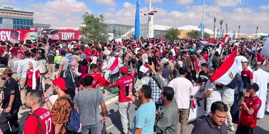 شعار "100 مليون شكرًا" في انتظار طائرة المنتخب - المدينة برس