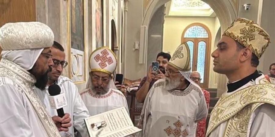 الأنبا أثناسيوس يرسم دياكون بكنيسة الملاك البحري تمهيدا لسيامته كاهنا - المدينة برس