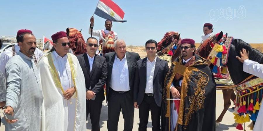 أجواء تراثية واحتفالية، شباب مطروح يرسمون لوحة وطنية في استقبال أبطال المنتخب بمطار العلمين (صور) - المدينة برس