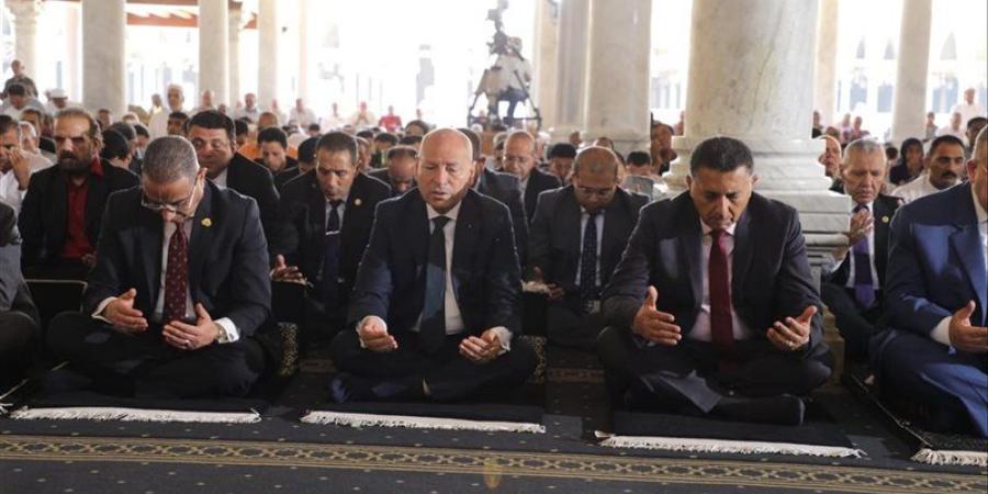 احتفالا بالعيد القومي، محافظ القاهرة يؤدى صلاة الجمعة في أقدم مسجد بأفريقيا - المدينة برس