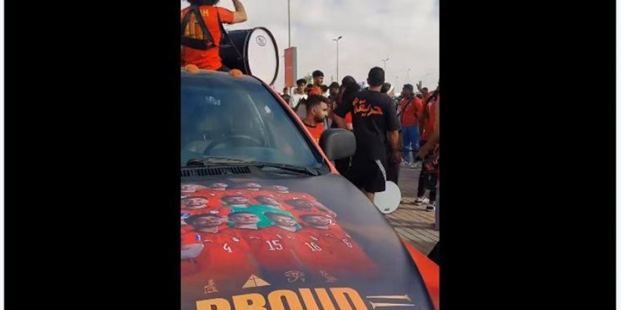 بـ"الطرومبيطة والأعلام"، الجماهير تستعد لاستقبال لاعبي المنتخب بالعلمين الجديدة (فيديو) - المدينة برس