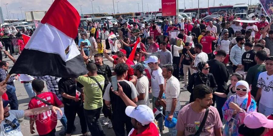 بعد إنجاز المونديال، استمرار توافد الجماهير المصرية لاستقبال منتخب الفراعنة (فيديو وصور) - المدينة برس