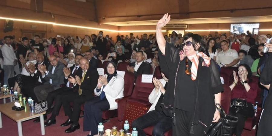رئيس جامعة المنصورة يشهد عرضا مسرحيا ويكرم فريق العمل بالمهرجان القومي - المدينة برس
