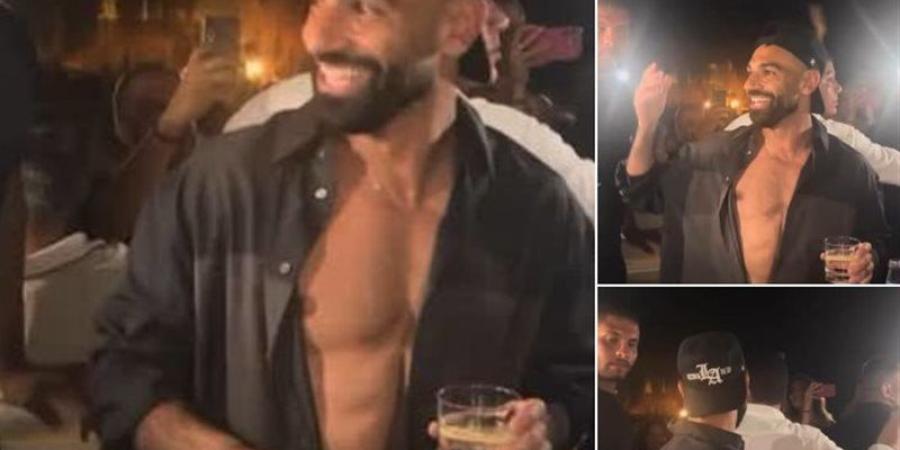 بقميص مفتوح وكاب، محمد صلاح يرقص ويغني على أنغام "ولا أي كلام" لحماقي بالعلمين (فيديو) - المدينة برس