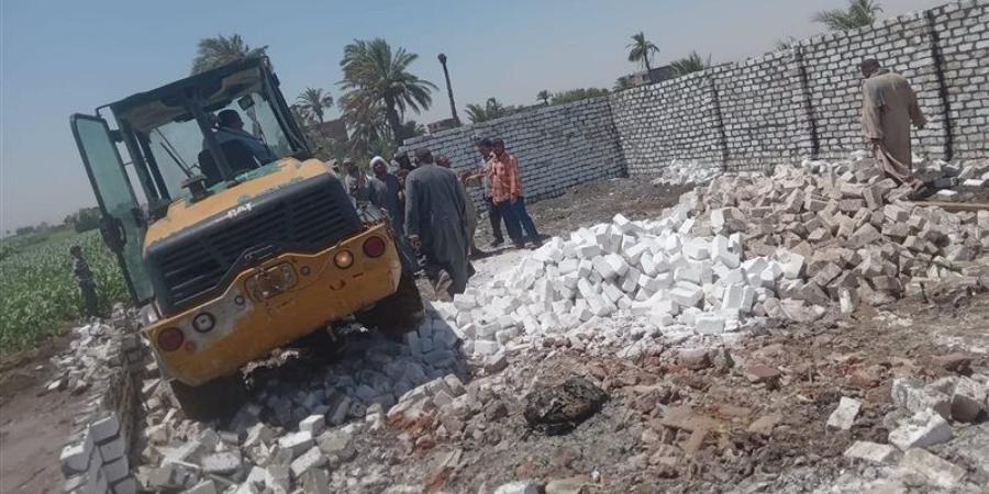 تنفيذًا لتوجيهات محافظ قنا، إزالة 14 حالة تعدٍ على 1710 أمتار أملاك دولة بقنا - المدينة برس