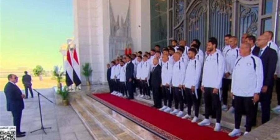السيسي يمازح محمد صلاح: مش معقول مصر فيها 120 مليون وميطلعش أكتر من شوبير - المدينة برس