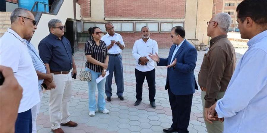رئيس جامعة قنا يتابع تركيب البرجولات بساحة كلية الآداب (صور) - المدينة برس