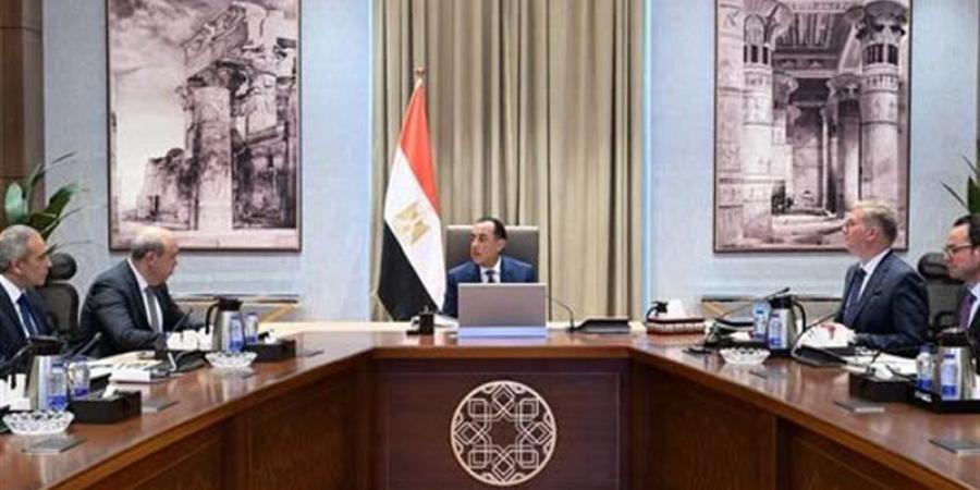 رئيس الوزراء يتابع عددا من ملفات العمل المشتركة بين الطيران والبترول - المدينة برس