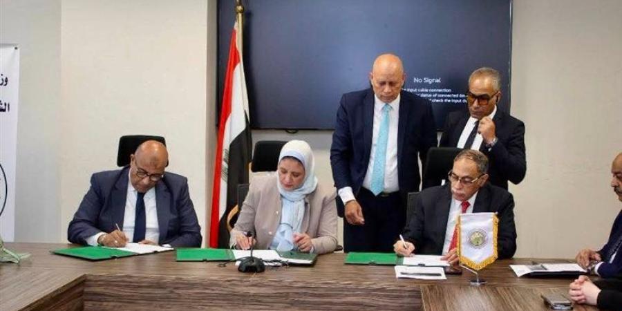 "نقل الكهرباء" توقع عقد إنشاء خط لاستيعاب طاقة الرياح بخليج السويس وجبل الزيت - المدينة برس