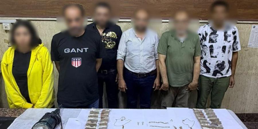 مشغولات ذهبية ودولارات، سيدة تتفق مع زوجها على سرقة شقة شقيقتها بعين شمس - المدينة برس