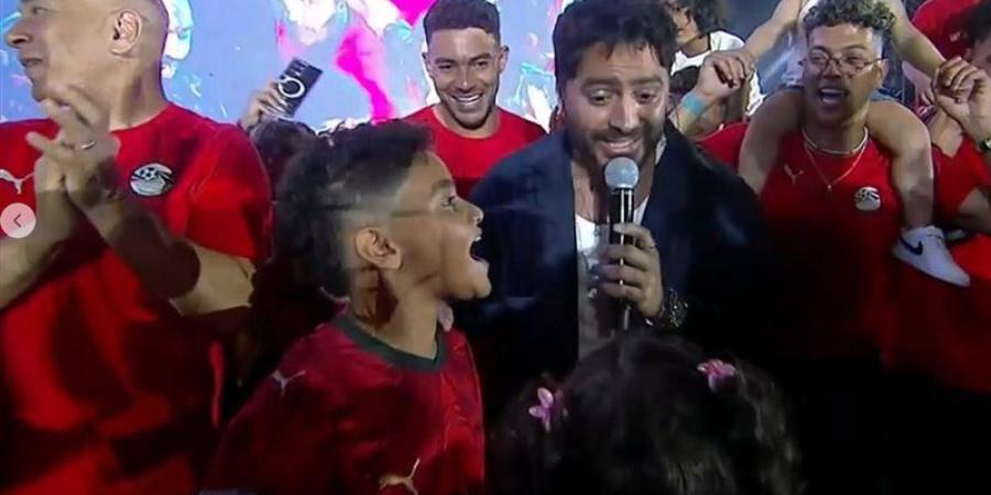 تامر حسني يشعل أجواء الاحتفال بأبطال المنتخب في إستاد القاهرة - المدينة برس