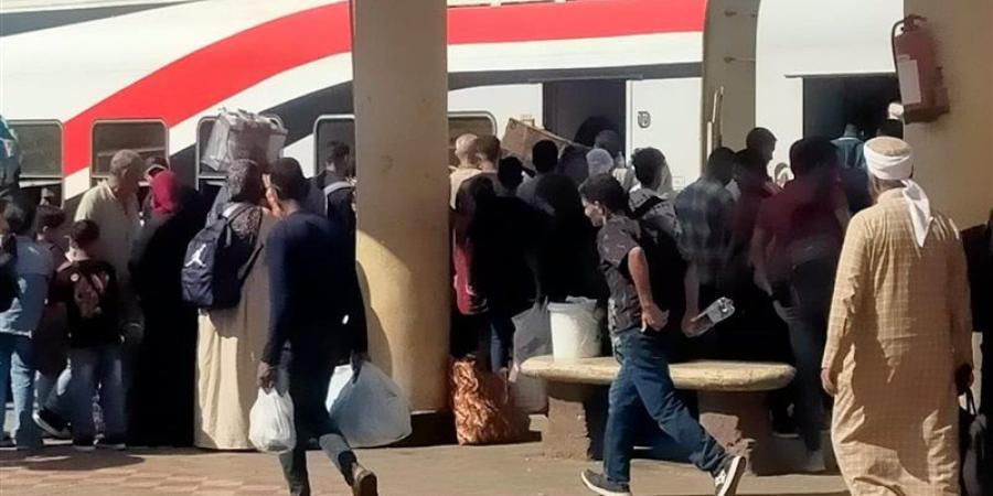 الأمن يلاحق المتهمين برشق قطار في أسوان بالحجارة - المدينة برس