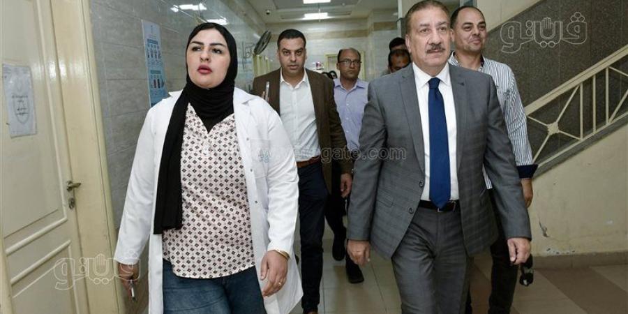 جولة مفاجئة لمحافظ بورسعيد داخل وحدة طب الأسرة بحي العرب (صور) - المدينة برس