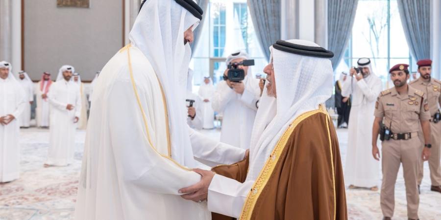 أمير قطر يستقبل وفود المعزين بالشيخ حمد بن خليفة - بوابة المدينة برس