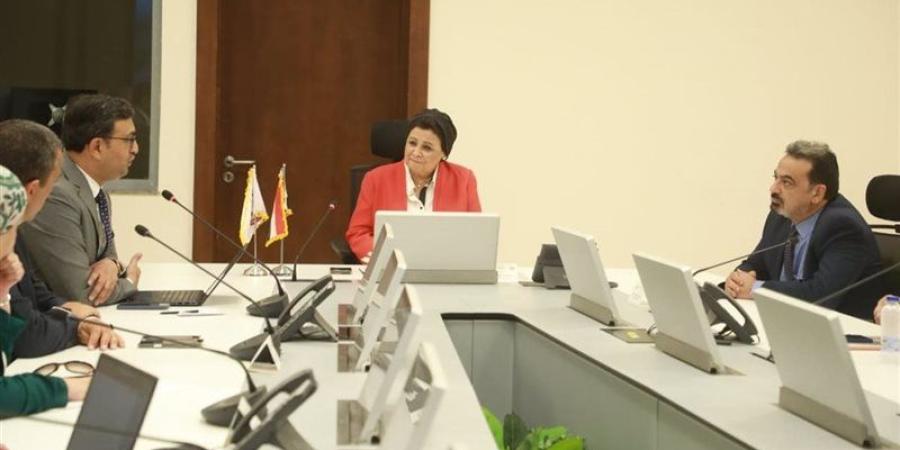 نائب وزير الصحة تبحث مع المدير الإقليمي للبنك الدولي تسريع تنفيذ مشروعات التغطية الشاملة - المدينة برس
