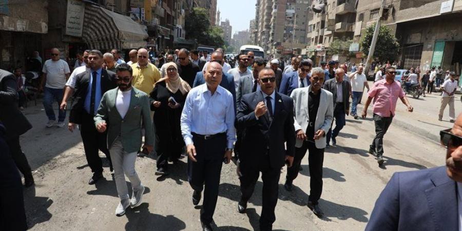 في جولة مفاجئة، محافظ القاهرة يقرر سحب اللوحات المعدنية للميكروباصات المخالفة بشارع أحمد زكي - المدينة برس