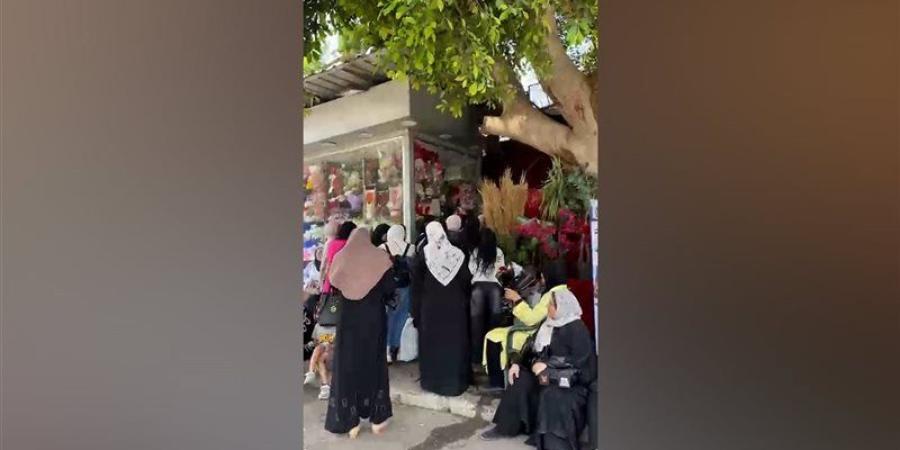 تزاحم أولياء أمور طلاب الثانوية على بائع ورد بالجيزة احتفالا بانتهاء الامتحانات (فيديو) - المدينة برس