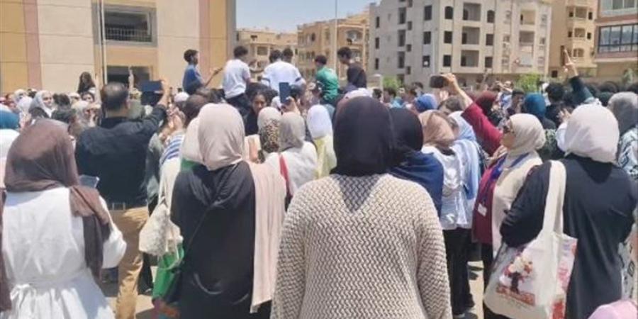 بالطبل البلدي والرقص، طلبة المدارس الدولية واللغات يودعون آخر يوم في امتحانات الثانوية العامة (فيديو) - المدينة برس