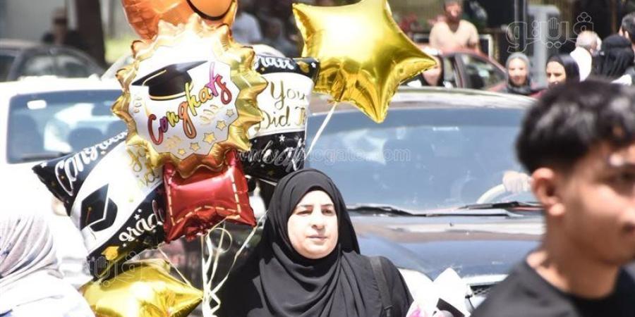 البلالين والثلج والهدايا يتصدرون المشهد في احتفالات آخر أيام الثانوية العامة (صور) - المدينة برس
