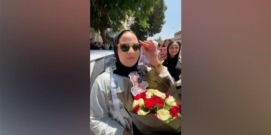 سلسلة فلوس، مفاجأة أم لابنتها أمام لجان الدقي في آخر أيام امتحانات الثانوية (فيديو) - المدينة برس