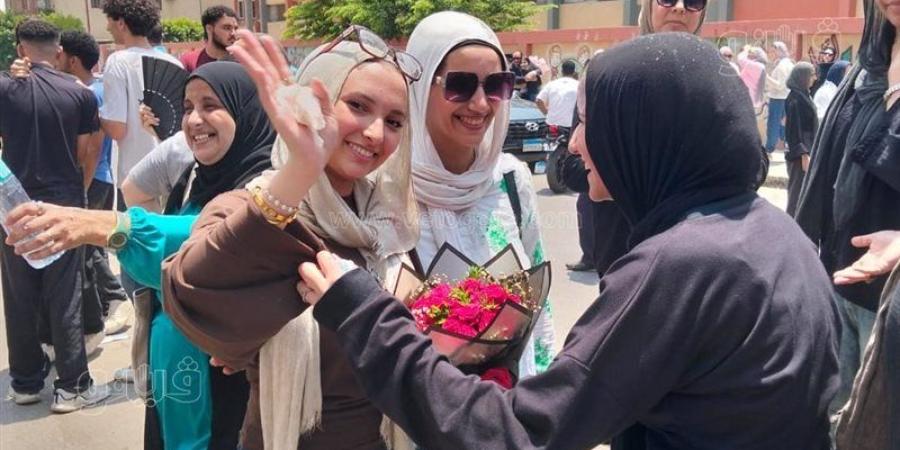 طبل ومزمار وزغاريد أمام لجان الثانوية العامة بالإسماعيلية بعد انتهاء الامتحانات (فيديو وصور) - المدينة برس