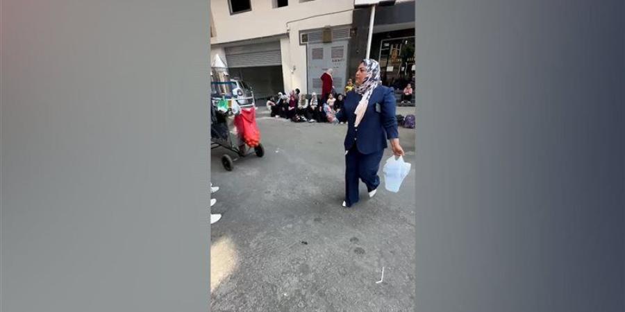 لمواجهة الحر، سيدة توزع زجاجات مياه على أولياء أمور طلاب الثانوية أمام لجان الدقي (فيديو) - المدينة برس