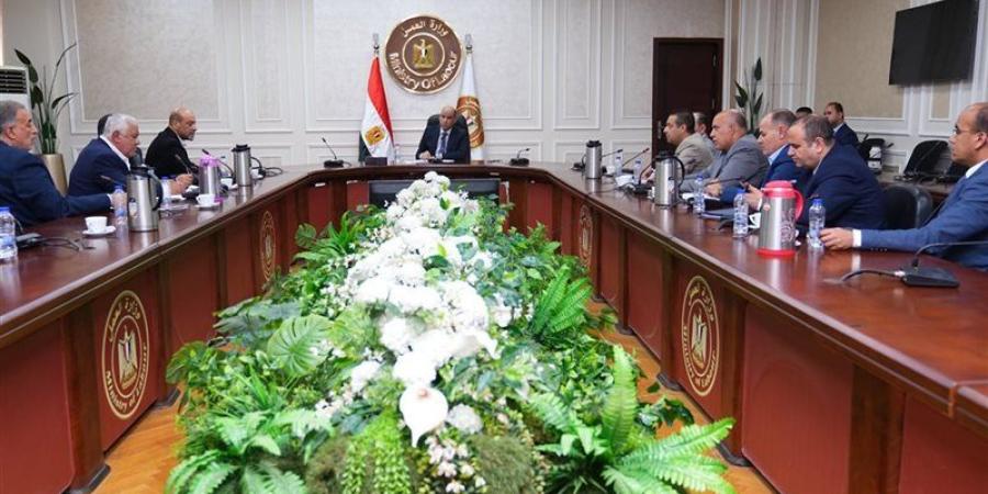وزير العمل يبحث مع رابطة مصانع المحلة أبرز تحديات قطاع الغزل والنسيج - المدينة برس
