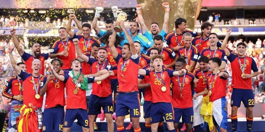 لاعبو منتخب إسبانيا يحتفلون وسط الجماهير في مدريد بلقب كأس العالم (فيديو) - المدينة برس