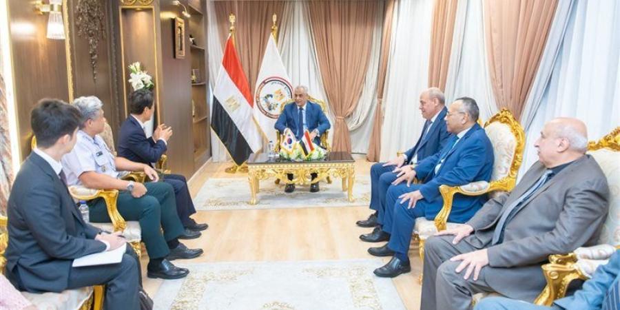 وزير الإنتاج الحربي يبحث مع سفير كوريا الجنوبية سبل تعزيز التعاون المشترك في التصنيع - المدينة برس