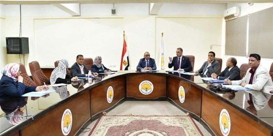 جامعة الوادي الجديد تبحث الرسوم والكشف الطبي للطلاب الجدد ومنح الدرجات العلمية - المدينة برس