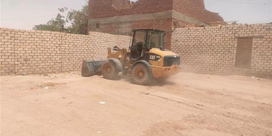 حملات مكثفة لفتح الشوارع ورفع المخلفات بواحة باريس بالوادي الجديد - المدينة برس