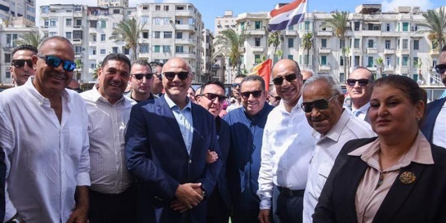 محافظ الإسكندرية يشهد فعاليات نادي الغوص والعروض البحرية والجوية احتفالًا بالعيد القومي - المدينة برس
