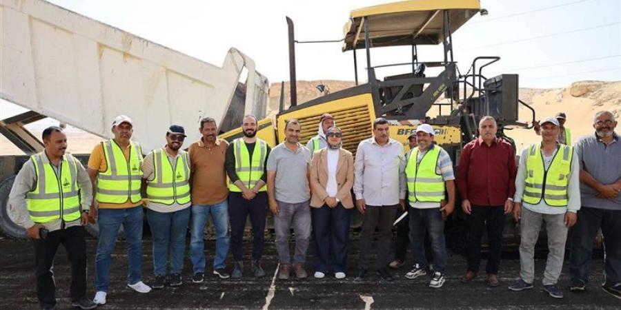 بتكلفة 350 مليون جنيه، محافظ الوادي الجديد تتابع أعمال ازدواج وتطوير طريق "الخارجة - أسيوط" - المدينة برس