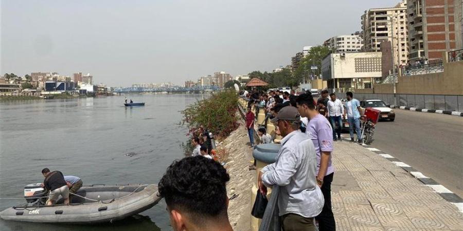 انتشال جثة شاب بعد إلقاء نفسه في النيل أمام مجلس مدينة طلخا - المدينة برس
