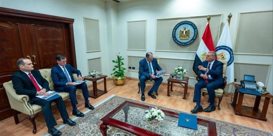 وزير البترول يبحث مع الرئيس التنفيذي لشركة أباتشي خطط الاستكشاف بالصحراء الغربية - المدينة برس