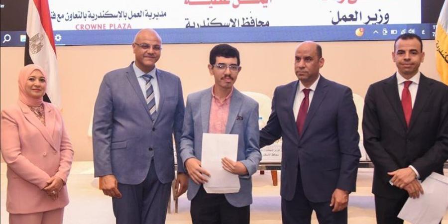 بحضور الوزير والمحافظ، تسليم 250 عقد عمل وتكريم متميزي التدريب المهني بالإسكندرية - المدينة برس