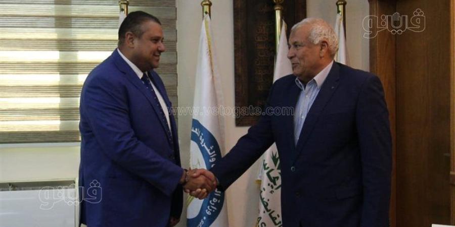 محافظ مطروح يبحث مع رئيس "كار جاس" حل مشكلة تكدس السيارات بمحطة تموين الغاز - المدينة برس