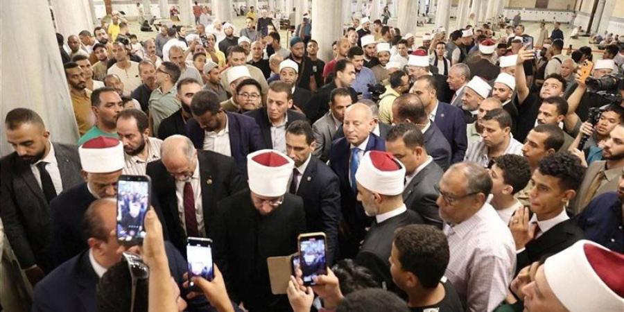 وزير الأوقاف ومحافظ القاهرة ونقيب الأشراف يفتتحون مسجد الإمام الحسين بعد تجديد الفرش (صور) - المدينة برس