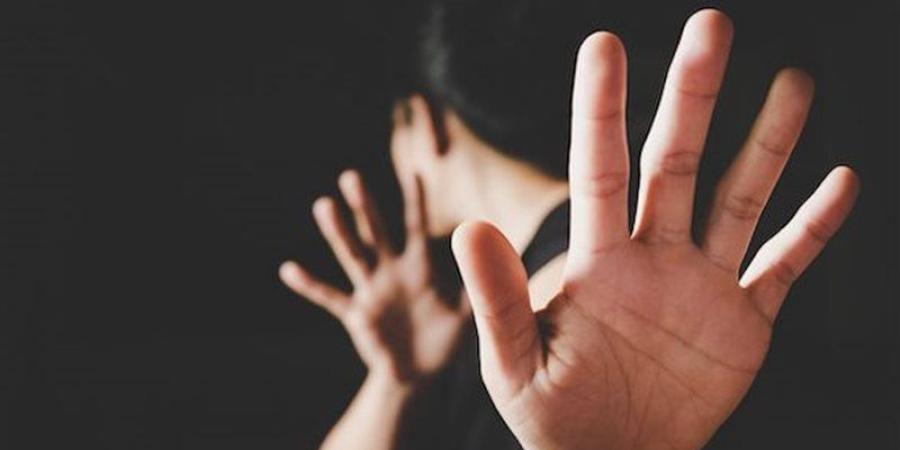 استغل تواجدها بمفردها، حبس سائق توكتوك تحرش بفتاة امام منزلها في المنيا - المدينة برس