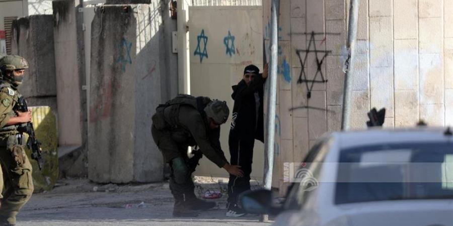 قوات الاحتلال الإسرائيلي تواصل اقتحام الضفة الغربية وتستهدف محيط مجمع فلسطين الطبي - المدينة برس