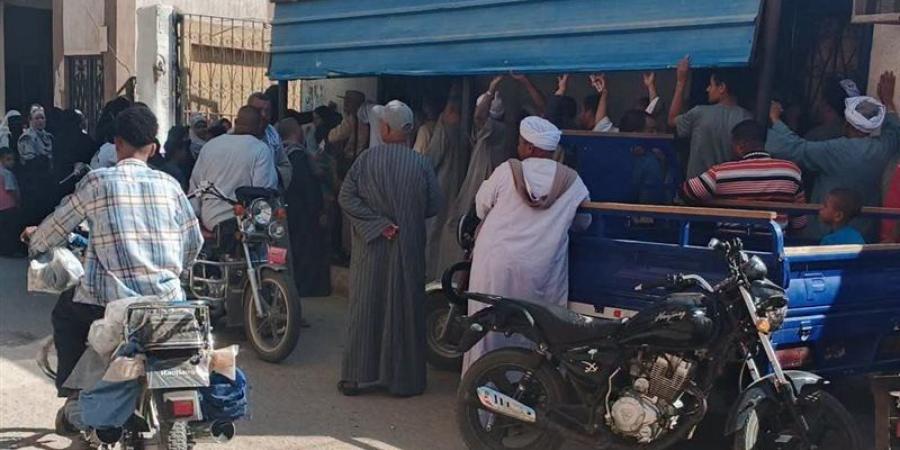 تحت حرارة 43 درجة، أهالي فرشوط بقنا يشتكون من تخصيص شباك واحد لشحن كروت الكهرباء - المدينة برس