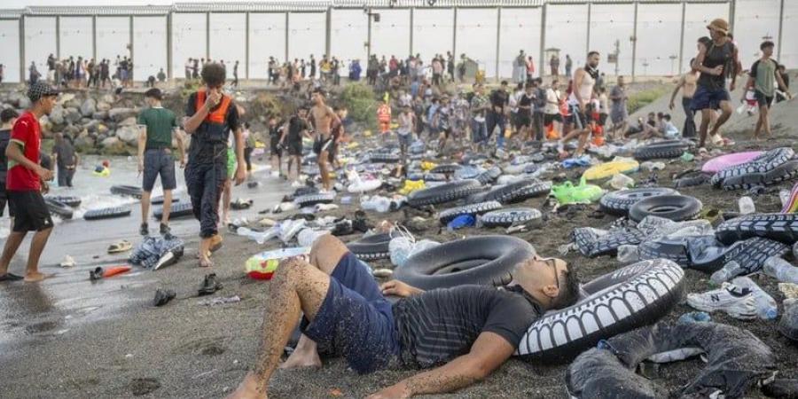 60 قتيلا في سبتة بعد موجة العبور الجماعي .. وإسبانيا تبدأ إقامة حاجز بحري - بوابة المدينة برس