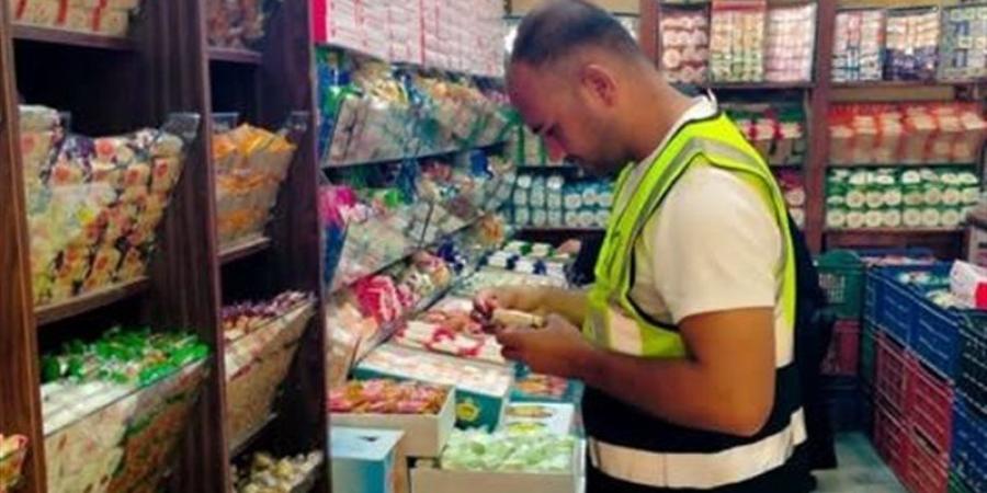 إعدام 200 كيلو مواد خام منتهية الصلاحية في حملات رقابية على مصانع حلوى المولد بالشرقية - المدينة برس