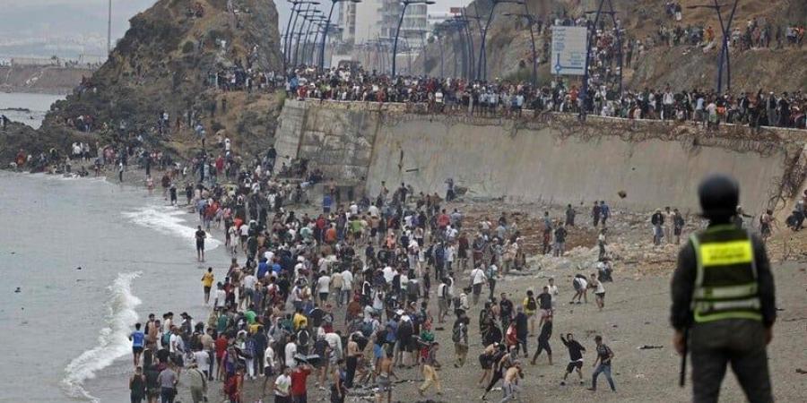 الحكومة الإسبانية تقر بإخفاق استخباراتي: لم نتوقع دخول 50 ألف شخص إلى سبتة - بوابة المدينة برس