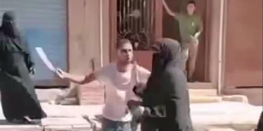 على طريقة أحمد السقا، شاب يحمل سلاحًا أبيض ويصرخ: مفيش حكومة ! - المدينة برس