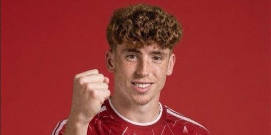 لاعب ليفربول الجديد يقطع إجازته للانضمام للريدز - المدينة برس