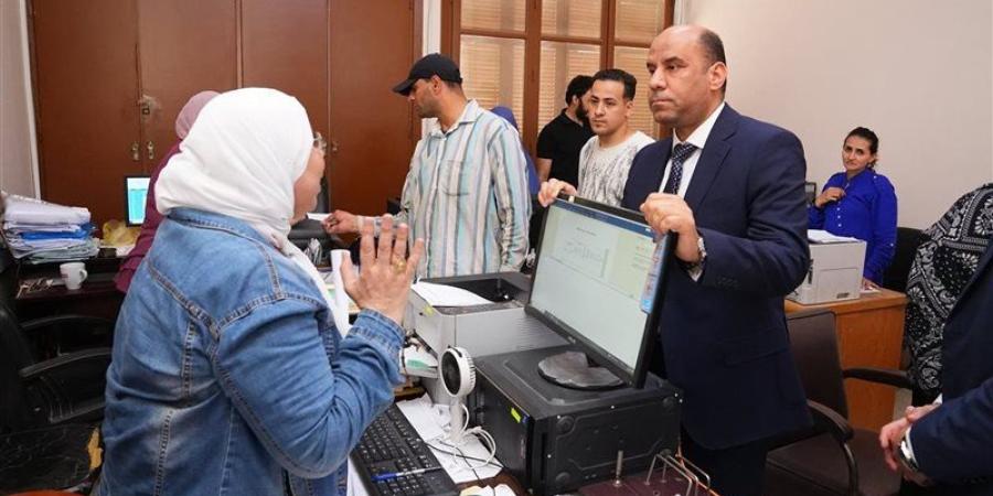 وزير العمل يفاجئ مديرية القاهرة بجولة ميدانية.. ورسائل حاسمة بشأن خدمة المواطنين - المدينة برس