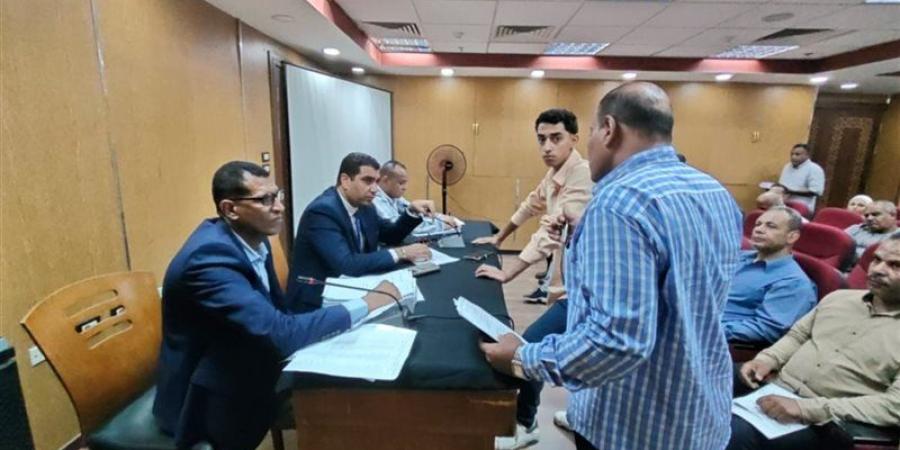 نائب محافظ الأقصر يبحث 40 طلبًا وشكوى بلقاء اليوم المفتوح - المدينة برس